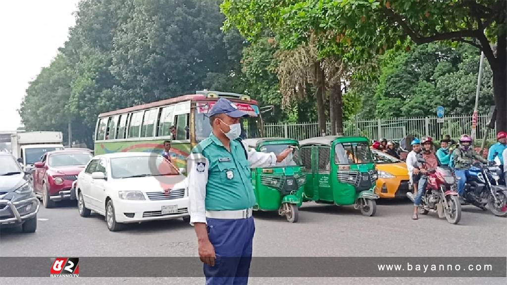 কানে কম শোনা সমস্যায় দেশের ট্রাফিকপুলিশ-রিক্সাচালক