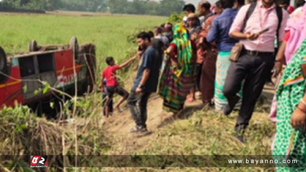 যাত্রীবাহী বাস নিয়ন্ত্রণ হারিয়ে খাদে, ২৫ জন আহত