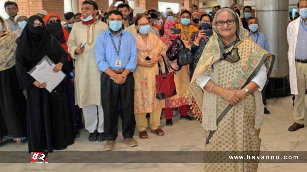 টিকিট কেটে চোখের পরীক্ষা করালেন প্রধানমন্ত্রী