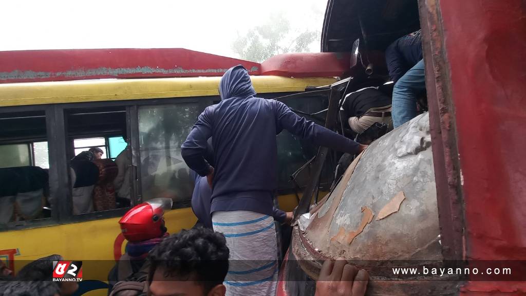 পঞ্চগড়ে ঘন কুয়াশায় দুই বাসের সংঘর্ষে আহত ১৭