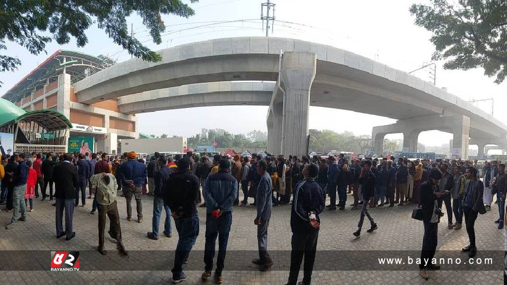 ভোর থেকেই মেট্রো স্টেশনে লম্বা লাইন