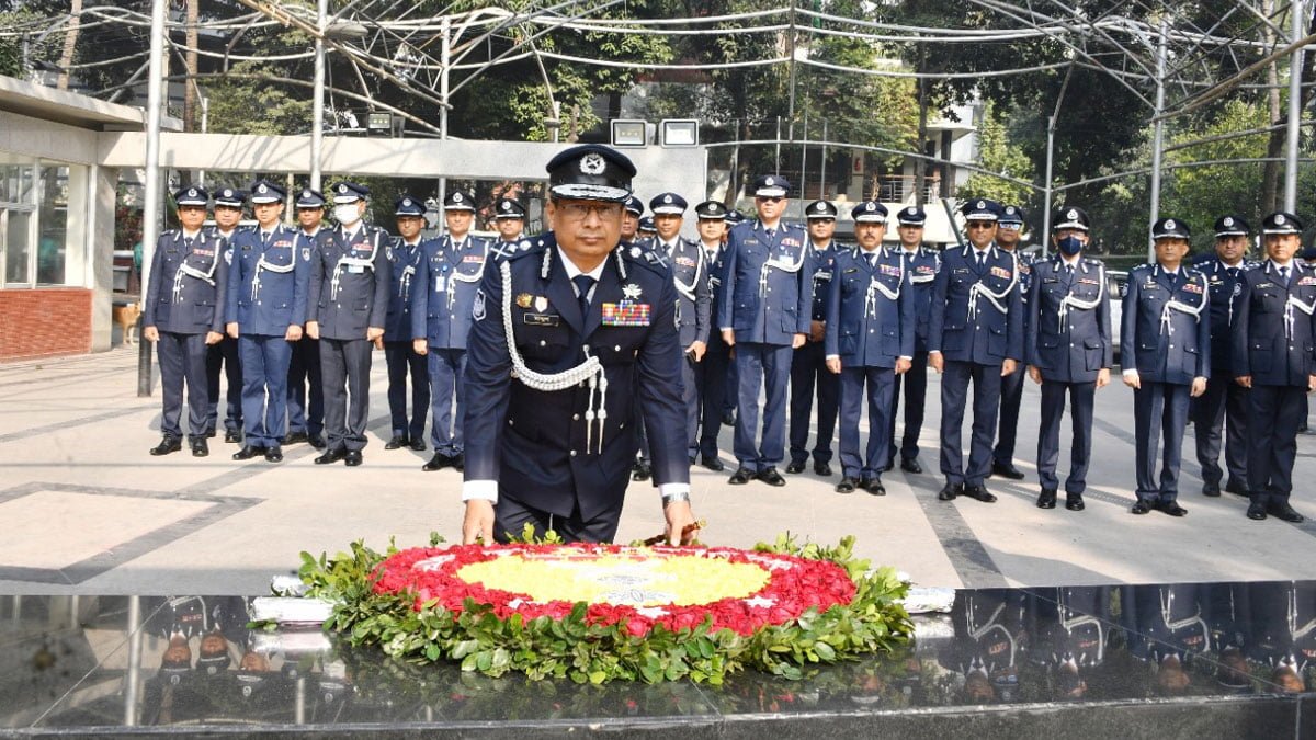 মেয়াদ বৃদ্ধির প্রথম দিনে বঙ্গবন্ধুর সমাধিতে আইজিপির শ্রদ্ধা