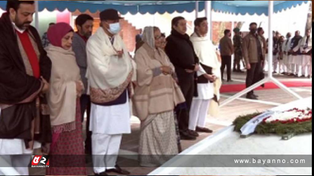 টুঙ্গিপাড়ায় বঙ্গবন্ধুর সমাধিতে প্রধানমন্ত্রীর শ্রদ্ধা