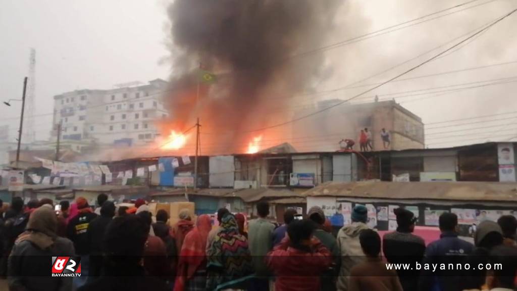 নোয়াখালীতে ভয়াবহ আগুনে ৩০টি দোকান পুড়ে ছাই