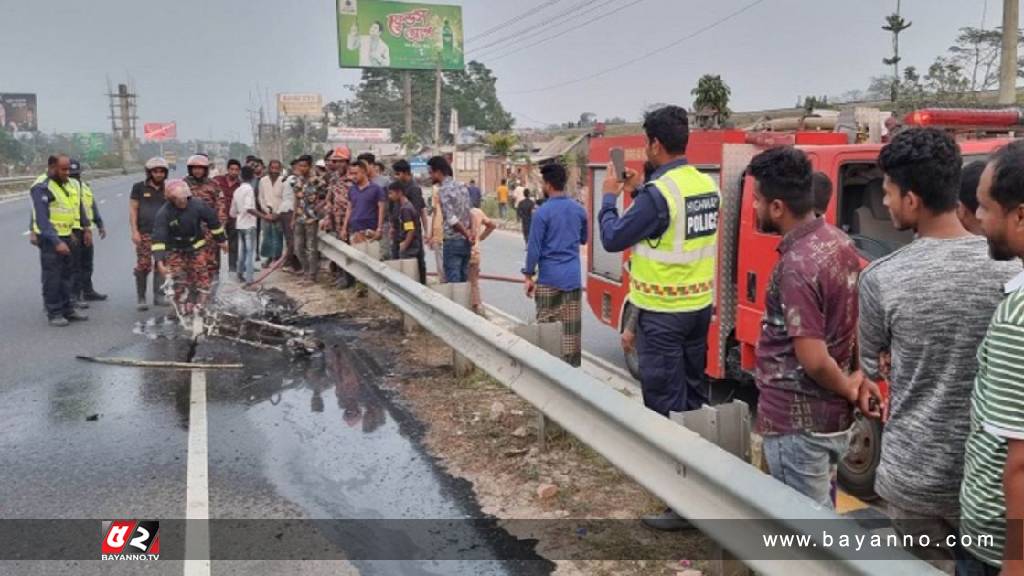 নিজের মোটরসাইকেলে আগুন দিলেন যুবক