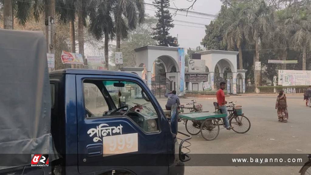 ইবির ওই ছাত্রীর নিরাপত্তার জন্য ক্যাম্পাস ফটকে পুলিশ