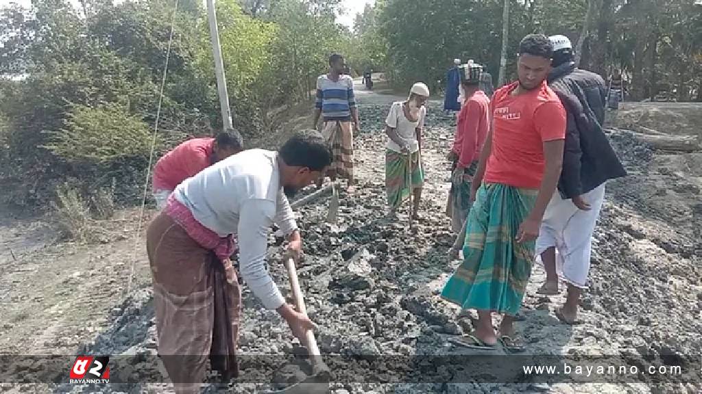 নিজের জমি বেচে রাস্তা বানালেন এক কৃষক