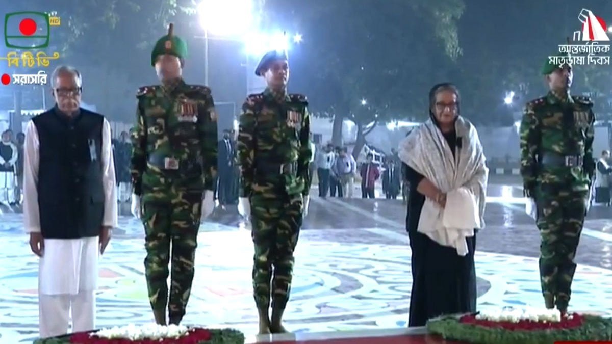 কেন্দ্রীয় শহীদ মিনারে রাষ্ট্রপতি-প্রধানমন্ত্রীর শ্রদ্ধা