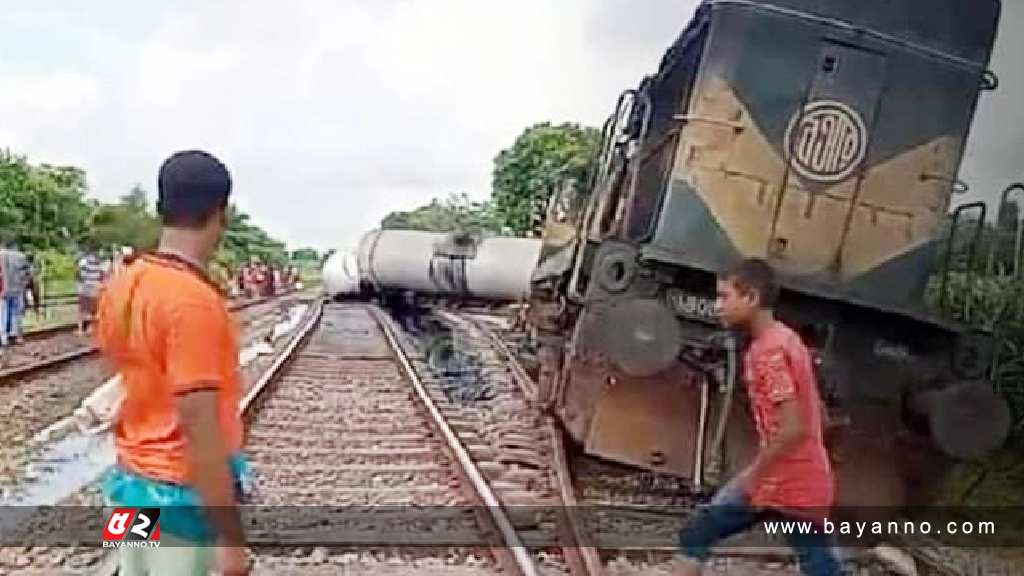 তেলবাহী ওয়াগনের সঙ্গে বাসের সংঘর্ষ, নিহত ৩