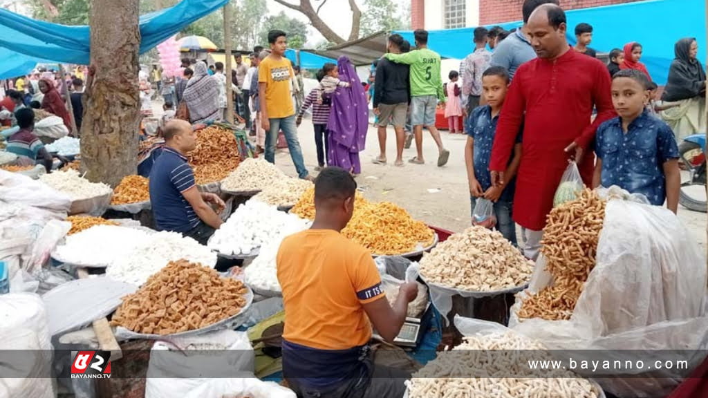 গাইবান্ধায় ঘাঘট নদীর পাড়ে ঐতিহ্যবাহী বারুনীর মেলা