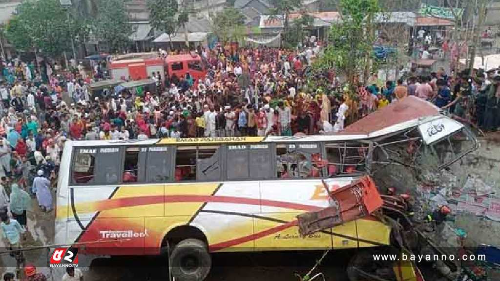 মাদারীপুরে যাত্রীবাহী বাস খাদে, নিহত বেড়ে ২০