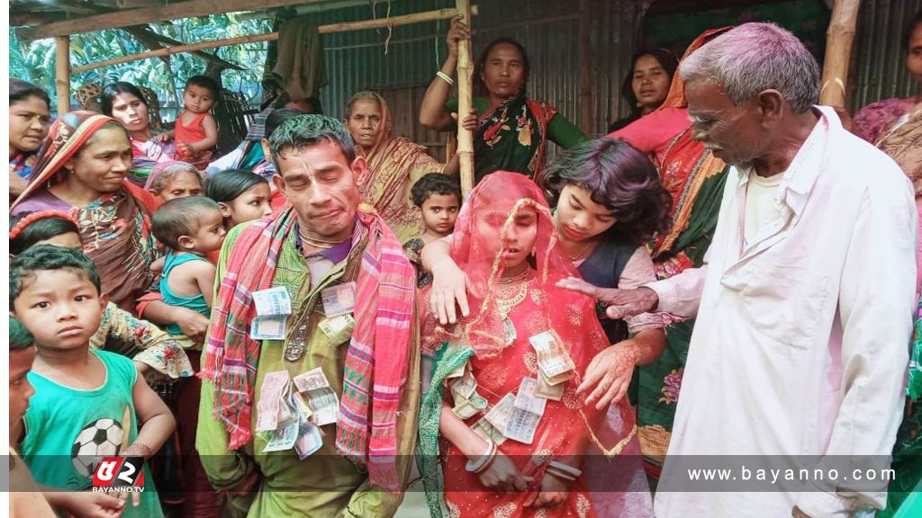 দুই প্রতিবন্ধীর বিয়েতে ভ্যানগাড়ী নিয়ে গ্রামবাসীর আনন্দ র‌্যালি