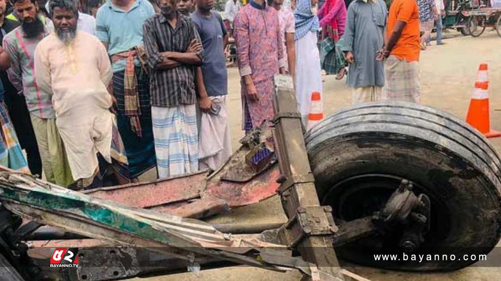 বাসটির ডান পাশের চাকা ফেটে যায়: এসপি