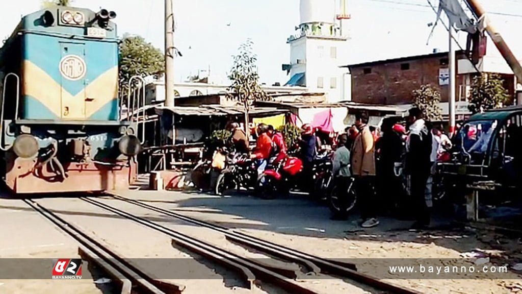 মগবাজারে ট্রেনের ধাক্কায় পুলিশ সদস্য নিহত