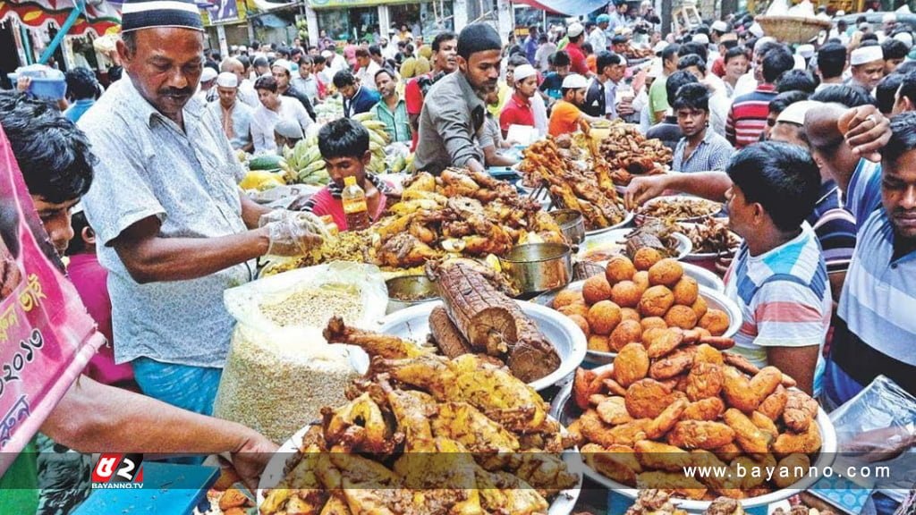 ঐতিহ্যবাহী বাহারি ইফতারের পসরা সাজিয়ে ‘জমজমাট চকবাজার’