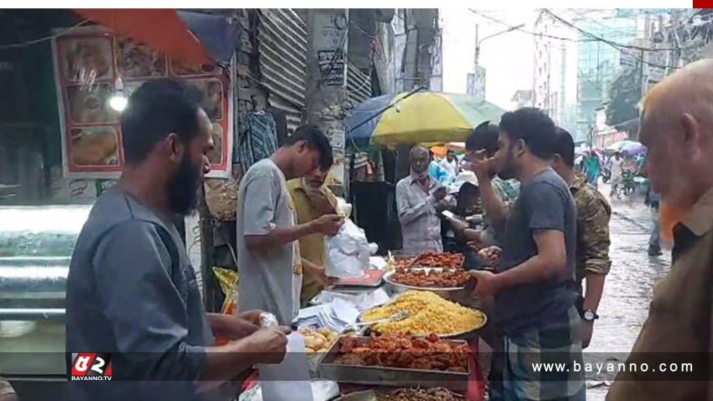 সাধ্যের মধ্যে ইফতারি কিনতে পারছেন রোজাদাররা