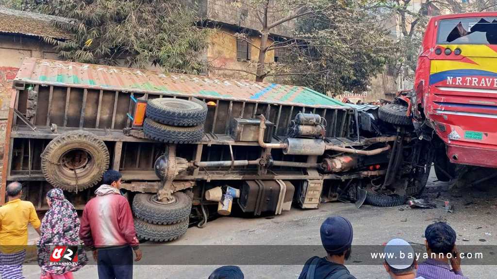 বাস-কাভার্ড ভ‍্যানের সংঘর্ষে পথচারী নিহত