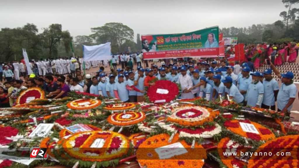 শহীদদের প্রতি বিনম্র শ্রদ্ধা জানাতে স্মৃতিসৌধে মানুষের ঢল