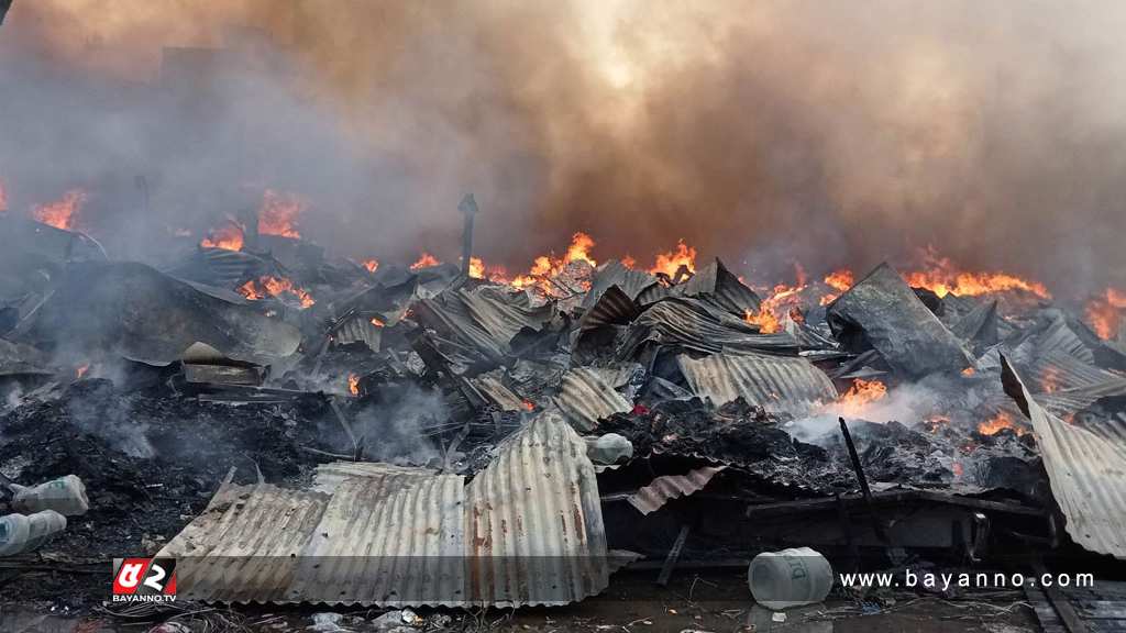 জ্বলছেই বঙ্গবাজার, আগুন নিয়ন্ত্রণে আনা কঠিন হচ্ছে