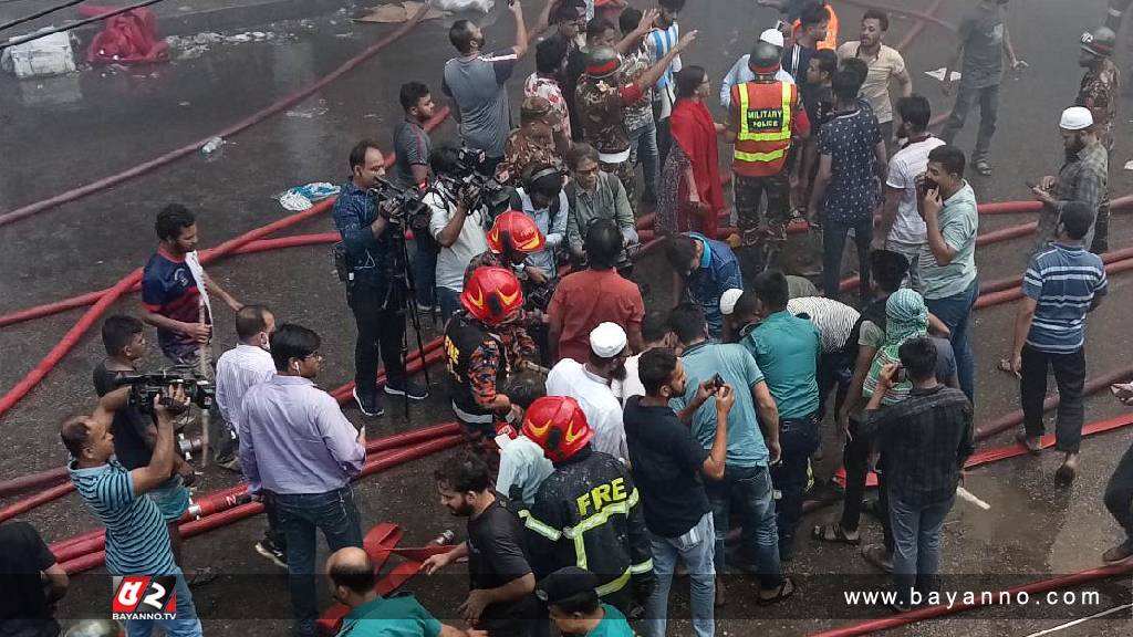 বঙ্গবাজারে আগুন: ফায়ার সার্ভিসের সদর দপ্তরে হামলা