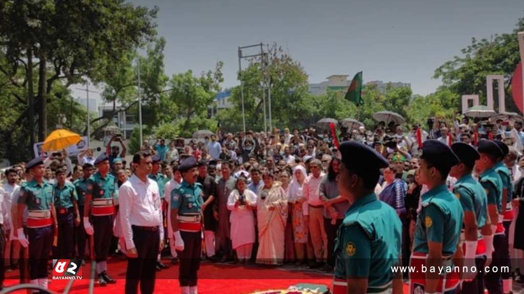 জাফরুল্লাহ চৌধুরীকে শহীদ মিনারে গার্ড অব অনার