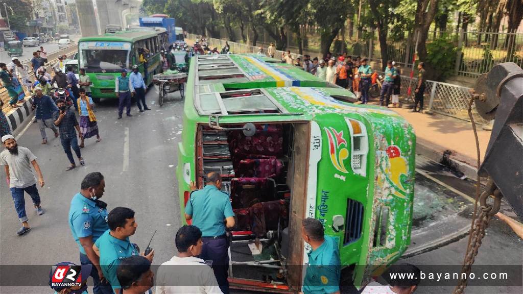 রাজধানীর রাস্তায় উল্টে গেল বাস