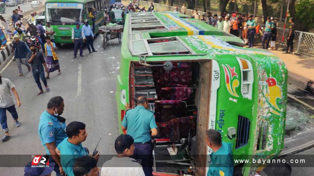 আইল্যান্ডে ধাক্কা খেয়ে উল্টে গেল বাস