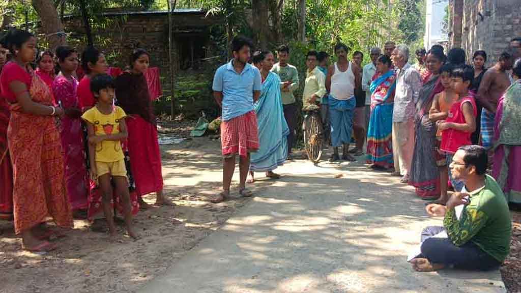 স্ত্রী-সন্তান ও গাড়ি ফেরতের দাবিতে শ্বশুরবাড়িতে ধর্না