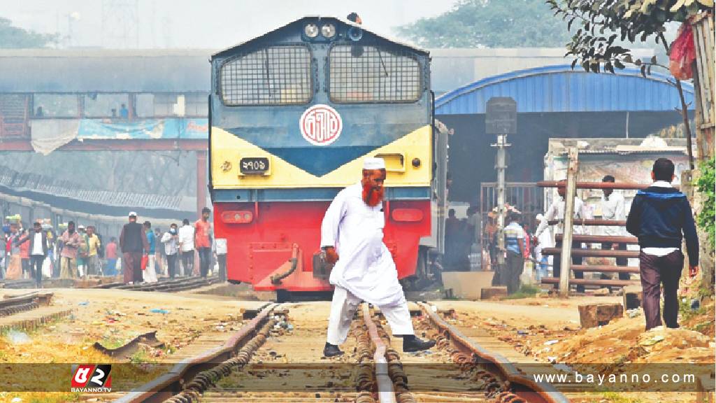 রেল ক্রসিংয়ে ট্রেনের ধাক্কায় যুবকের মৃত্যু