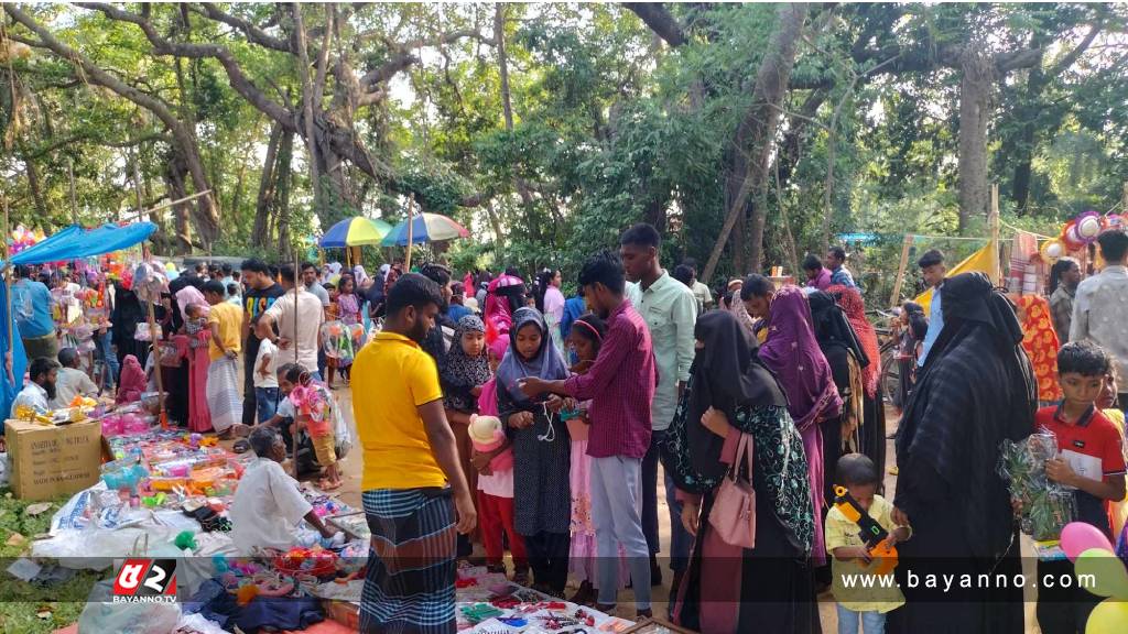 শতবর্ষী শতাধিক বটগাছের ছায়ায় বসে যে মেলা