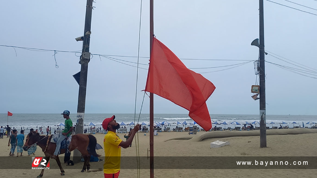 কক্সবাজারে শুরু হয়েছে মোখার প্রভাব