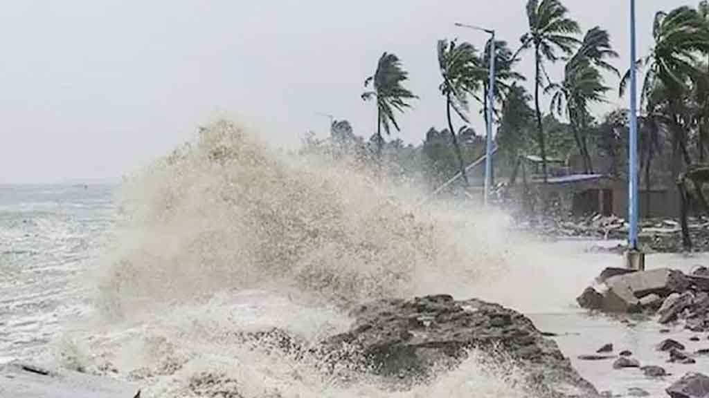 সেন্টমার্টিন ঘূর্ণিঝড় মোখায় আক্রান্ত