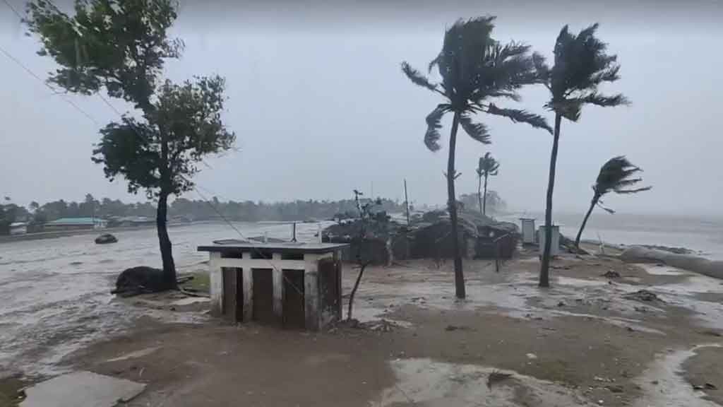 দুর্বল হয়ে স্থলভাগ অতিক্রম করছে ঘূর্ণিঝড় মোখা