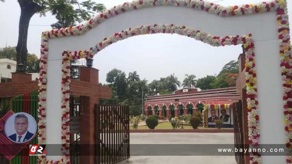 রাষ্ট্রপতিকে বরণে সাজ সাজ রব পড়েছে পাবনায়