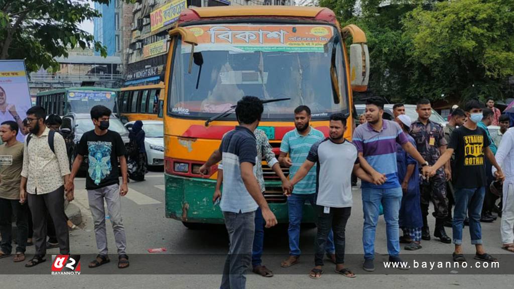 নীলক্ষেতে ফের শিক্ষার্থীদের অবরোধ, ৭ দাবিতে বিক্ষোভ