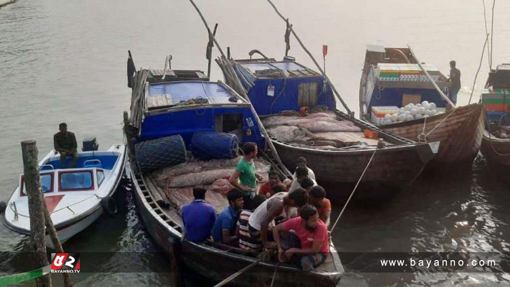 নিষেধাজ্ঞা অমান্য করে মাছ শিকারে ২৪ জেলে আটক