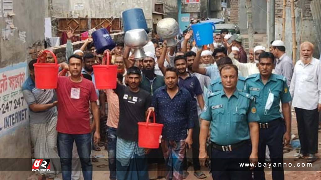 রাজধানীতে পানির দাবিতে কলস-বালতি নিয়ে বিক্ষোভ