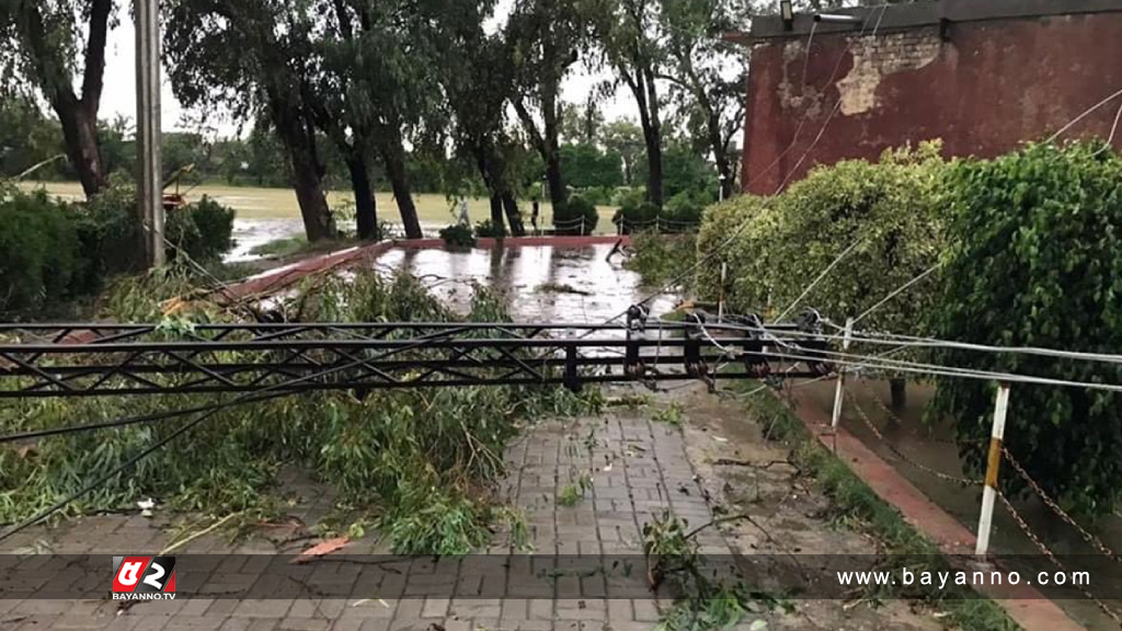 'বিপর্যয়ে' গুজরাটে এক হাজার গ্রাম বিদ্যুৎহীন