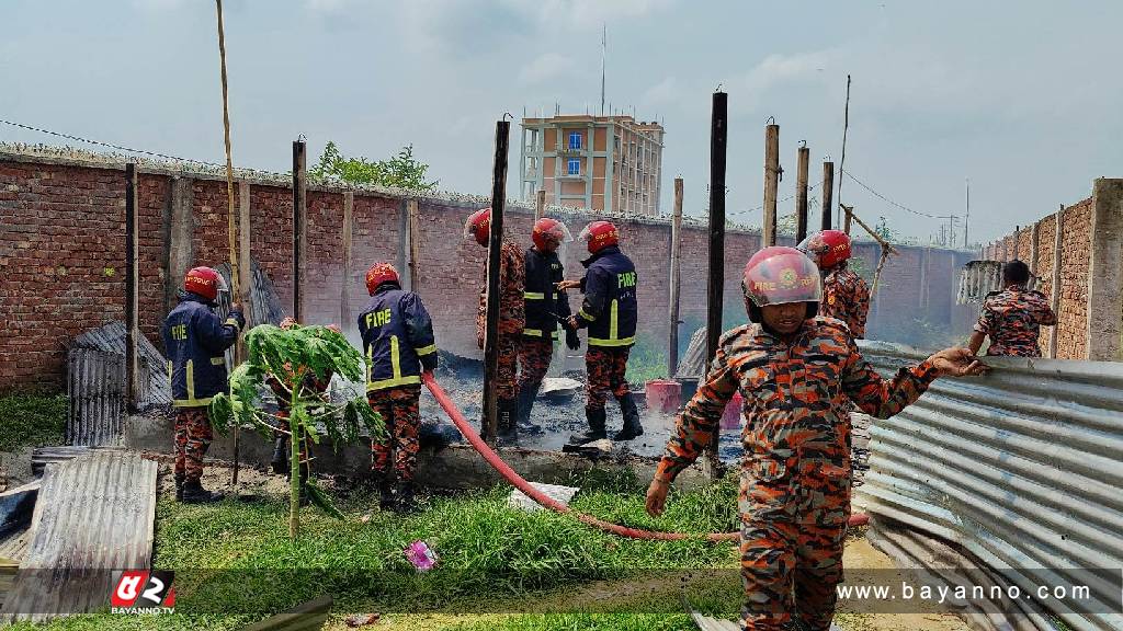 ব্যবসায়ীক দ্বন্দ্বে শ্রমিকদের থাকার ঘরে আগুন