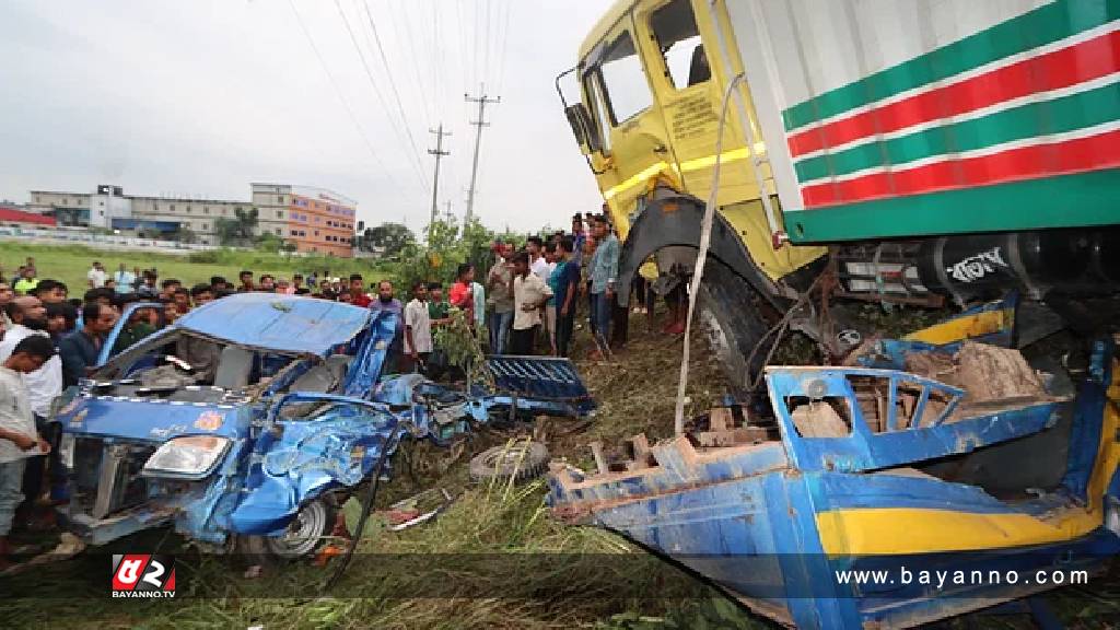 কুমিল্লায় কাভার্ডভ্যানচাপায় প্রাণ গেল ৪ স্কুলছাত্রের