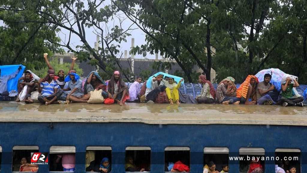 ভোর থেকেই বৃষ্টি, এরই মাঝে ঘরে ফিরছে মানুষ