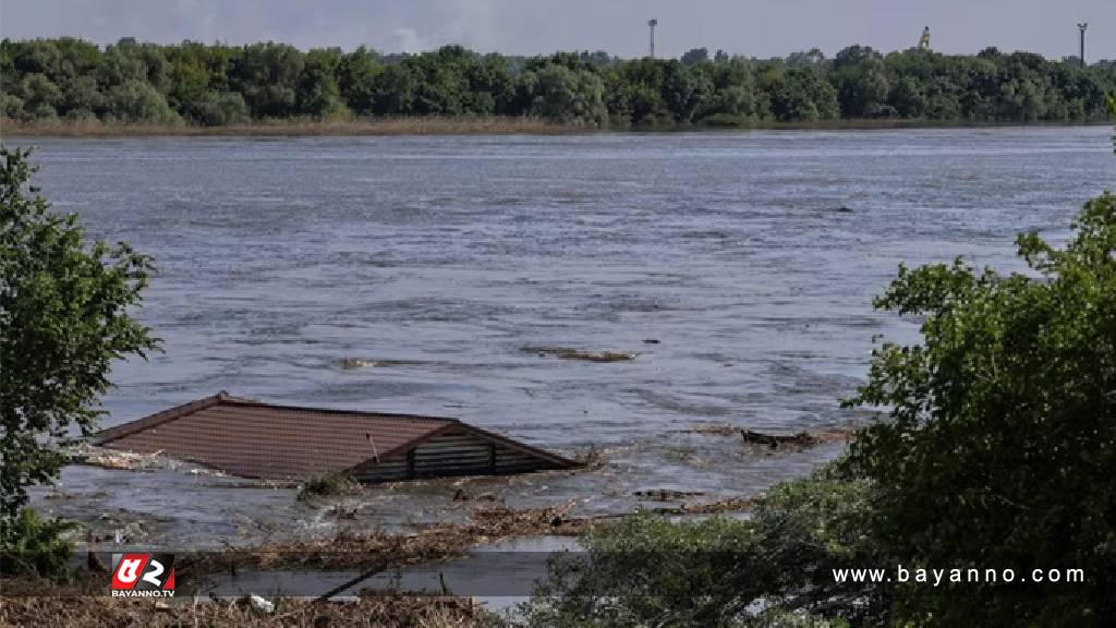 বন্যায় তলিয়ে গেছে খেরসন, বিশুদ্ধ পানির তীব্র সংকট