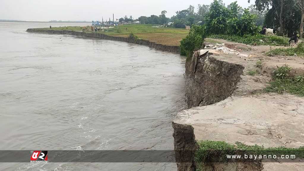 বাড়ছে যমুনা নদীর পানি, বিলীন হচ্ছে বাড়িঘর