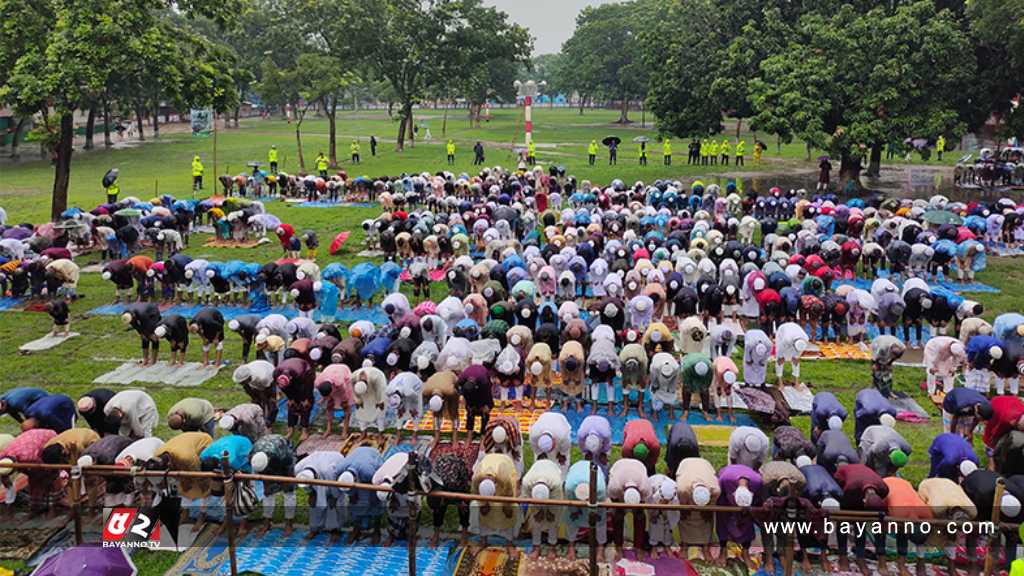 প্রবল বৃষ্টিতে ভিজে ঐতিহাসিক শোলাকিয়া ঈদগাহ মাঠে নামাজ আদায়