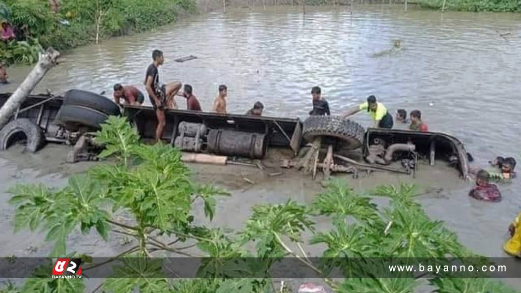 নিয়ন্ত্রণ হারিয়ে পুকুরে বাস, মৃত্যু বেড়ে ১৭