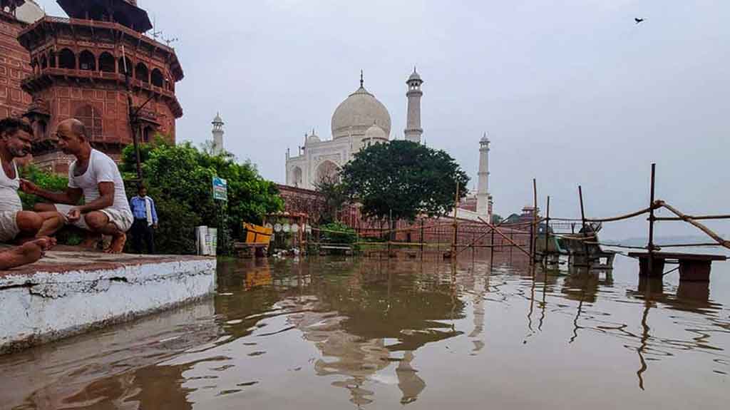 ভারতে বন্যা, তাজমহল চত্বরে ঢুকেছে পানি