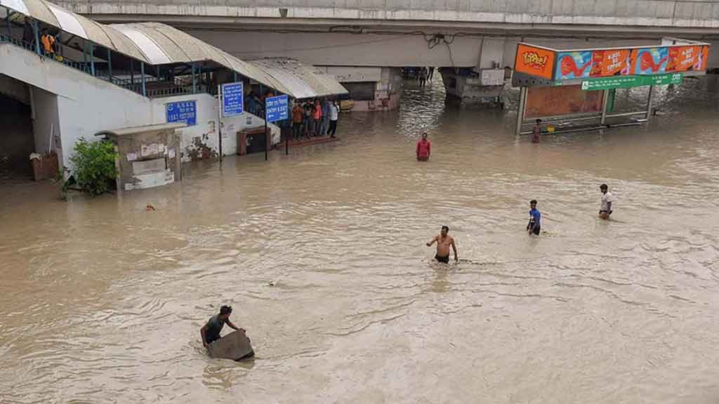 দিল্লির রাস্তায় থই থই পানি, সেনার সাহায্য চেয়েছেন মুখ্যমন্ত্রী