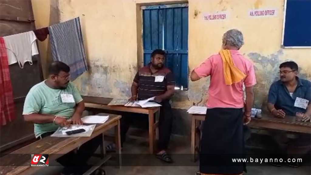 পশ্চিমবঙ্গে চলছে পঞ্চায়েত নির্বাচনে ভোটগ্রহণ