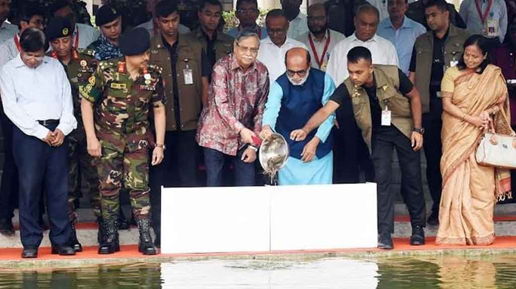 বঙ্গভবনের পদ্মপুকুরে মাছের পোনা অবমুক্ত করলেন রাষ্ট্রপতি