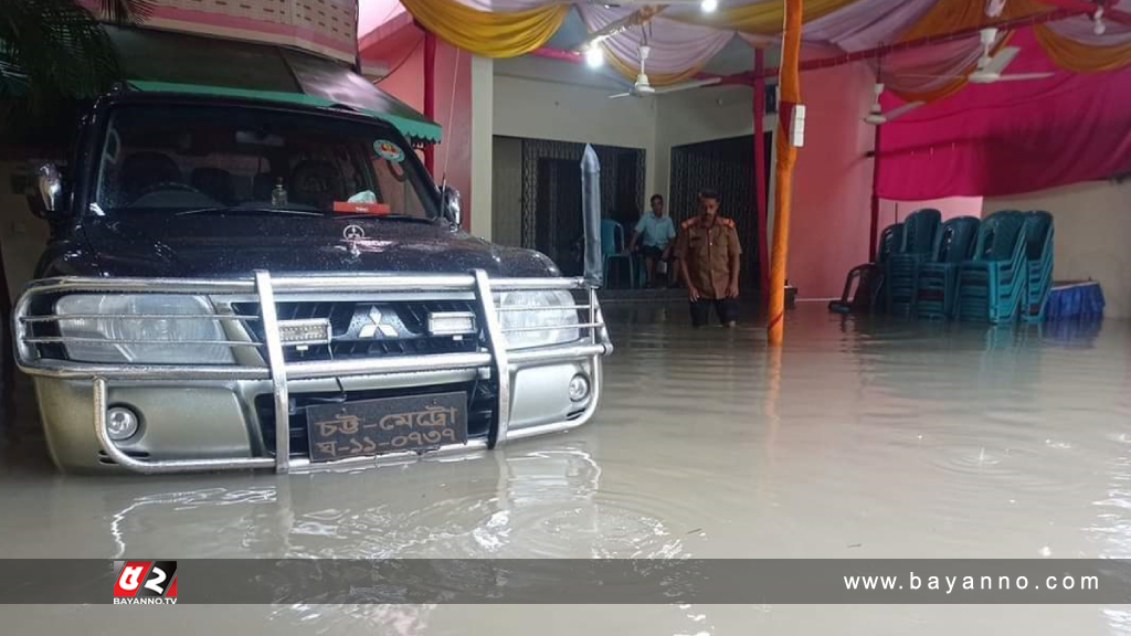 বৃষ্টিতে মেয়রের বাড়ির নিচেও হাঁটুপানি